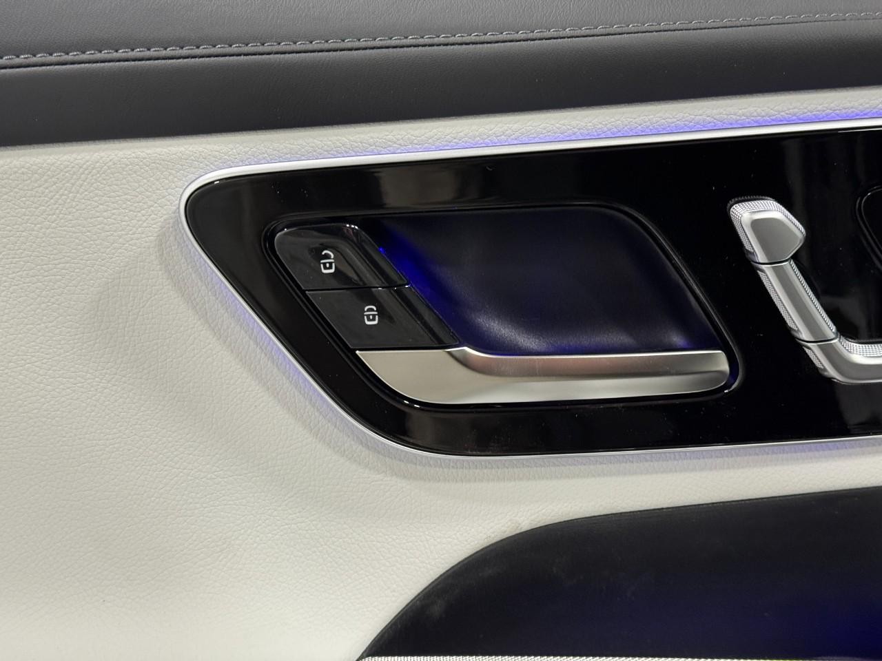 Mercedes-Benz GLC Vehicle Full-screen Gallery Image 23