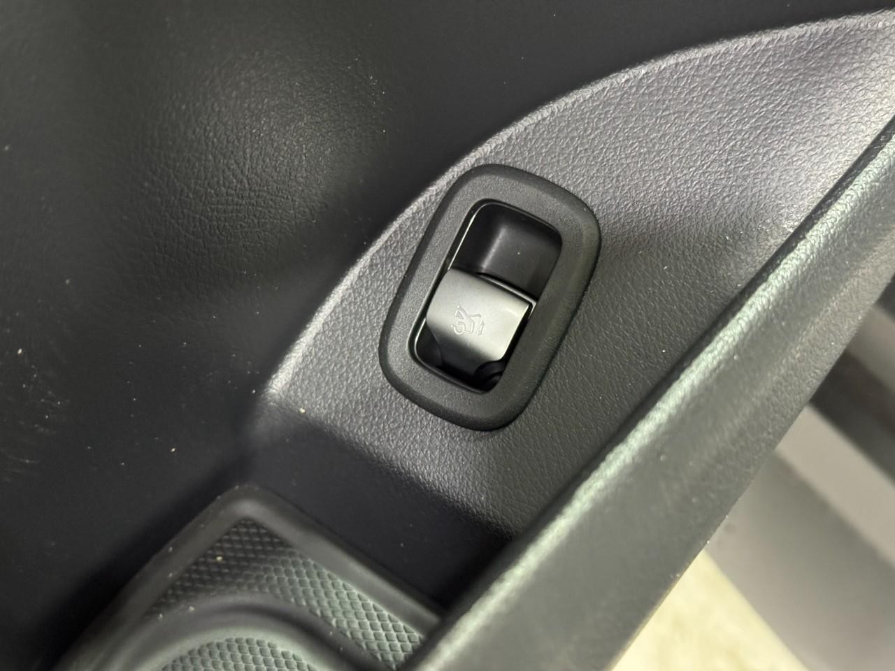 Mercedes-Benz GLC Vehicle Full-screen Gallery Image 26