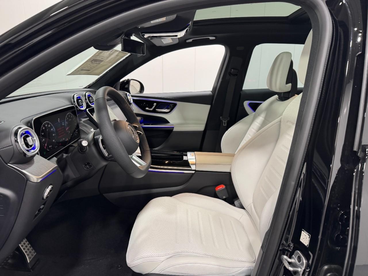 Mercedes-Benz GLC Vehicle Full-screen Gallery Image 27