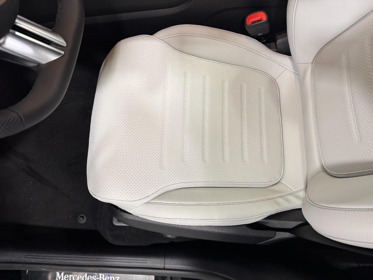 Mercedes-Benz GLC Vehicle Full-screen Gallery Image 28