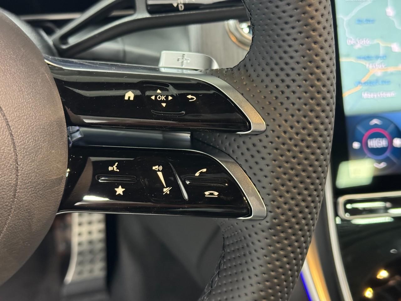 Mercedes-Benz GLC Vehicle Full-screen Gallery Image 32