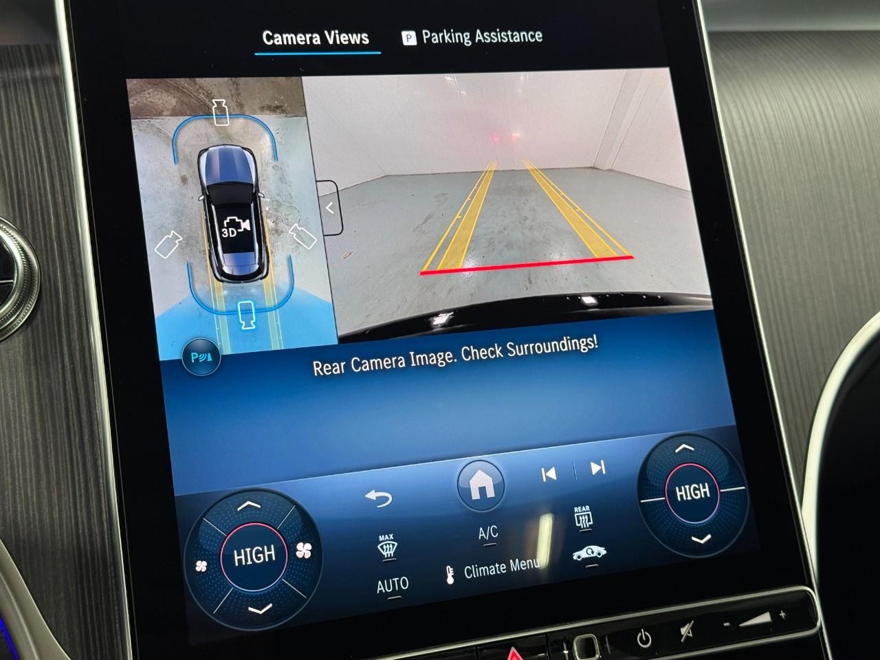 Mercedes-Benz GLC Vehicle Full-screen Gallery Image 35