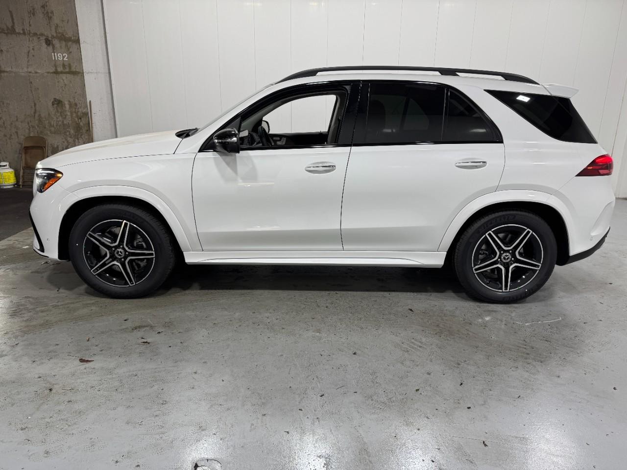 Mercedes-Benz GLE Vehicle Full-screen Gallery Image 2