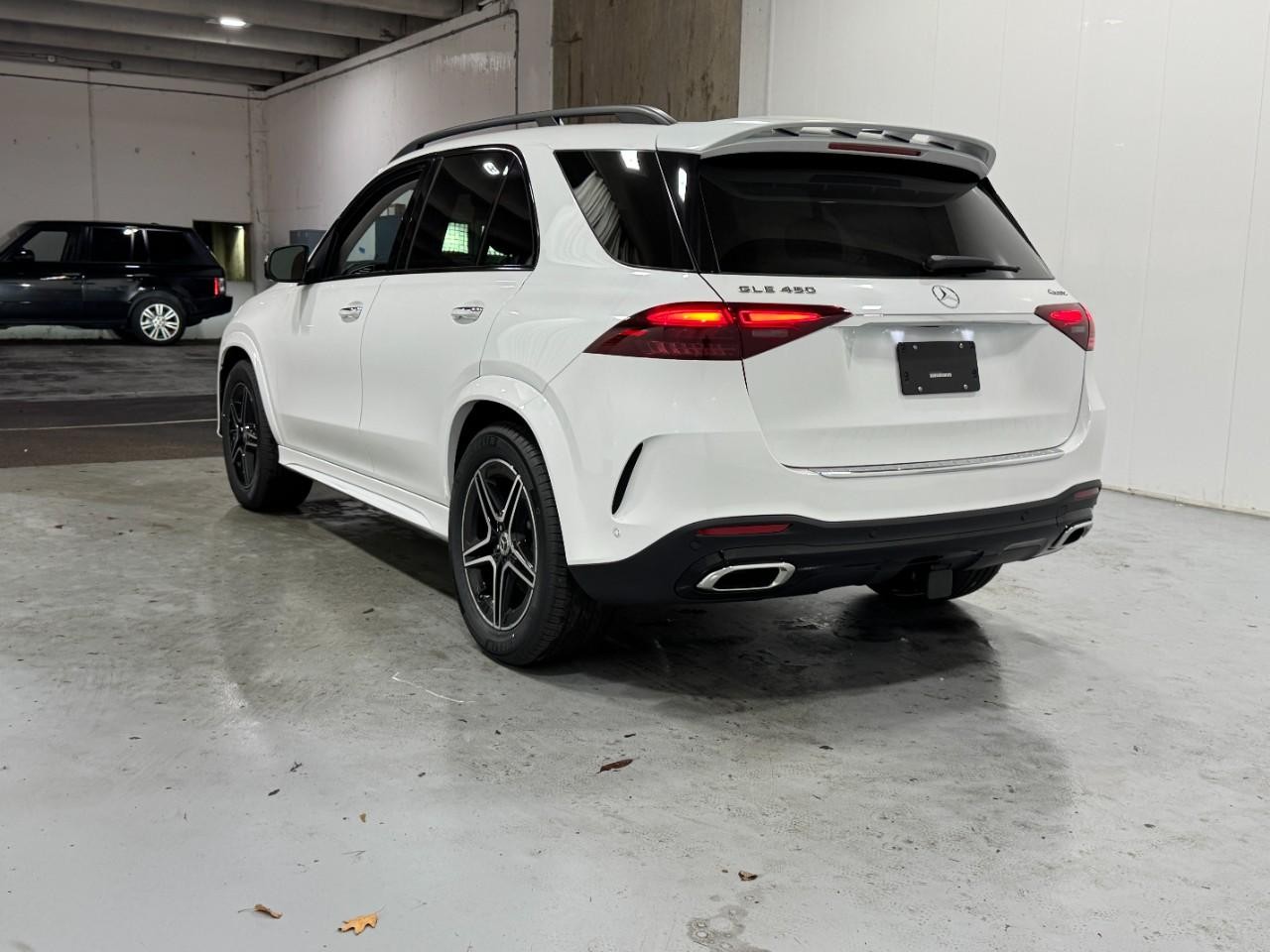 Mercedes-Benz GLE Vehicle Full-screen Gallery Image 3