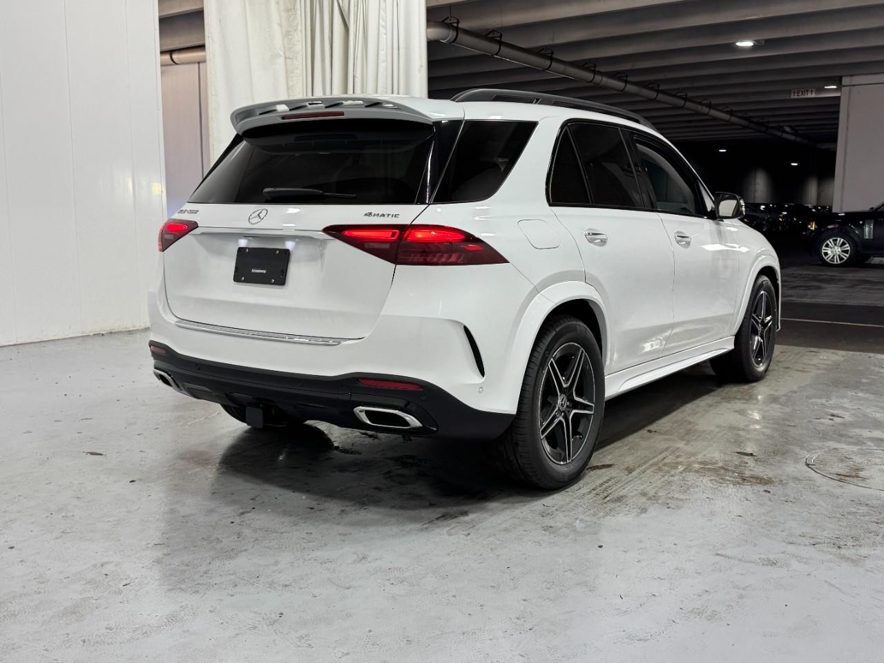 Mercedes-Benz GLE Vehicle Full-screen Gallery Image 4