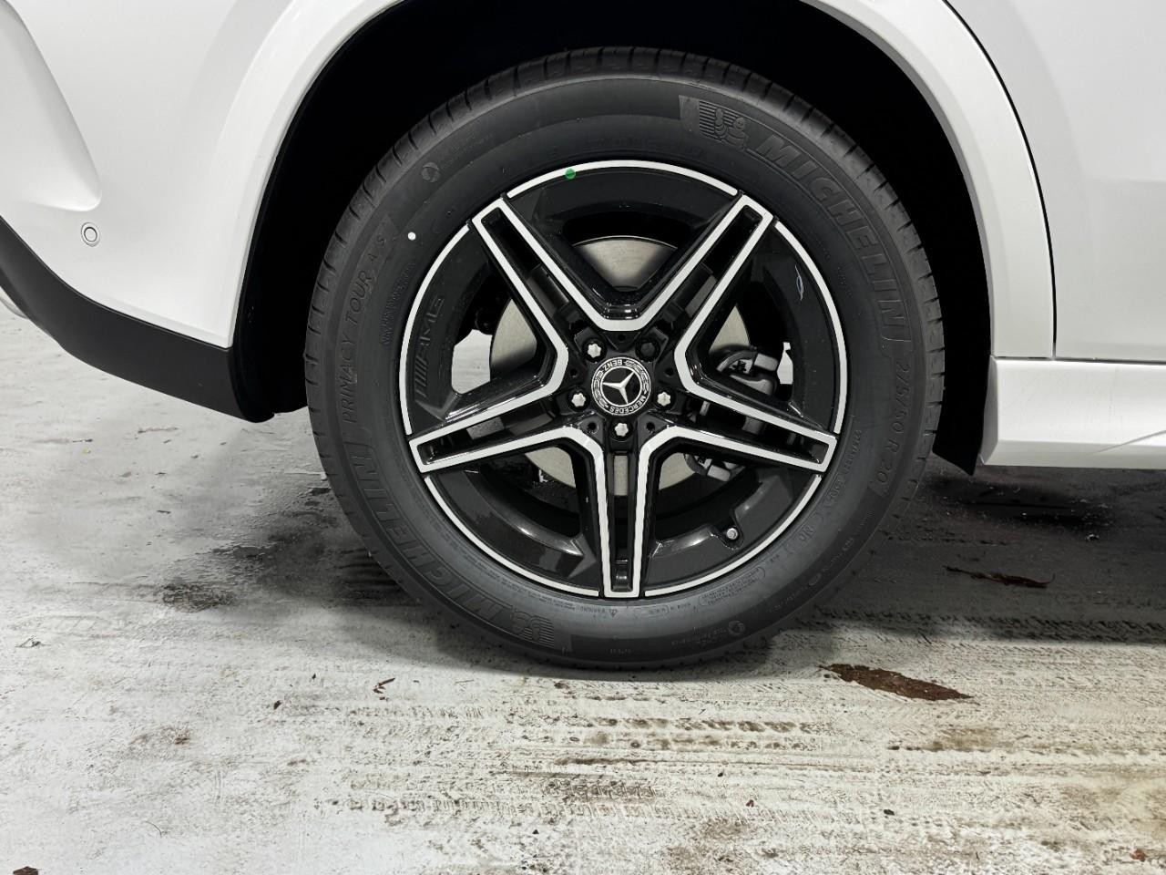 Mercedes-Benz GLE Vehicle Full-screen Gallery Image 5