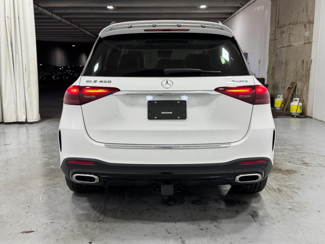 Mercedes-Benz GLE Vehicle Full-screen Gallery Image 9