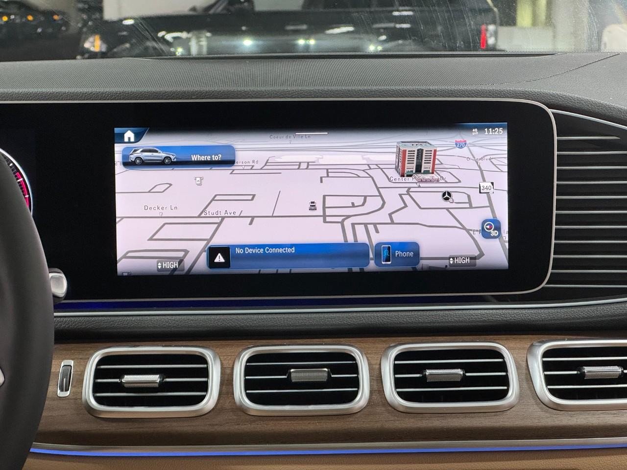 Mercedes-Benz GLE Vehicle Full-screen Gallery Image 14