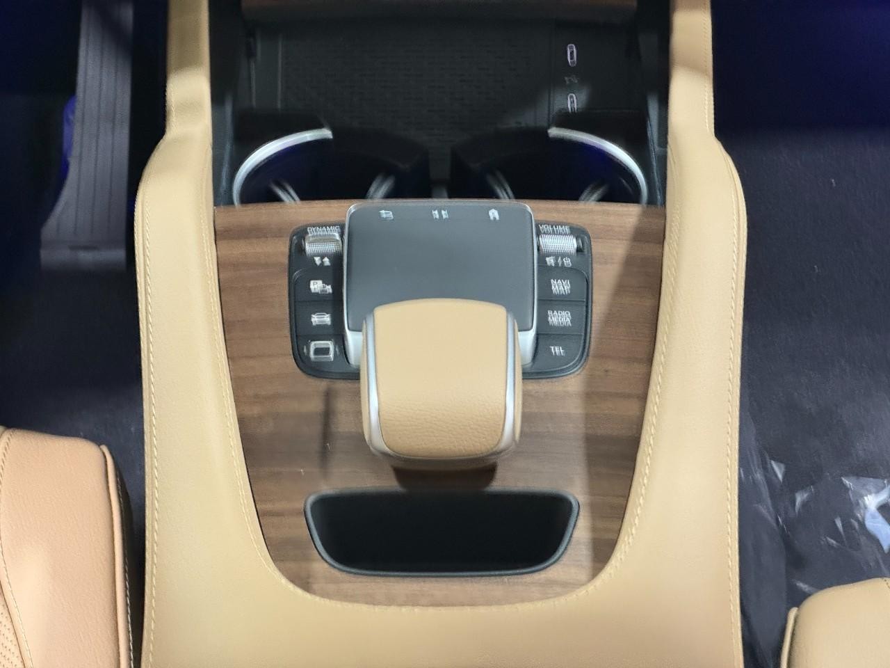 Mercedes-Benz GLE Vehicle Full-screen Gallery Image 16