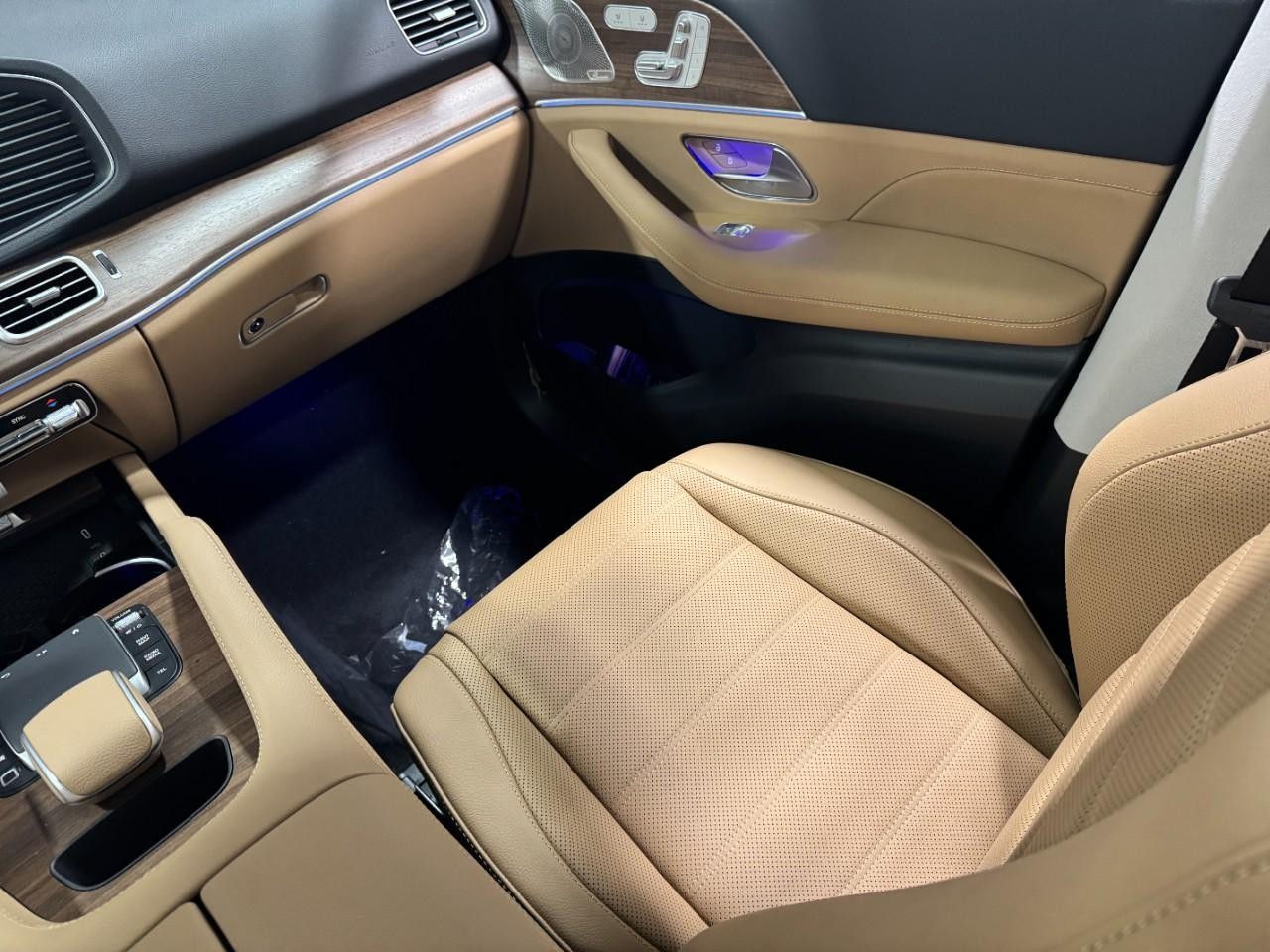 Mercedes-Benz GLE Vehicle Full-screen Gallery Image 17