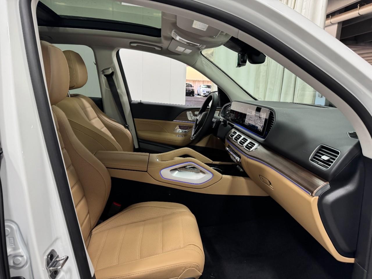 Mercedes-Benz GLE Vehicle Full-screen Gallery Image 18