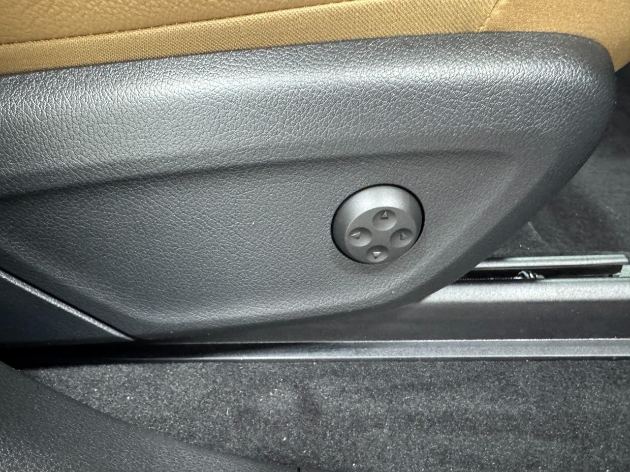 Mercedes-Benz GLE Vehicle Full-screen Gallery Image 20