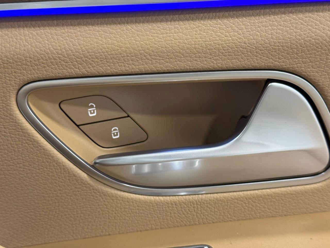 Mercedes-Benz GLE Vehicle Full-screen Gallery Image 22