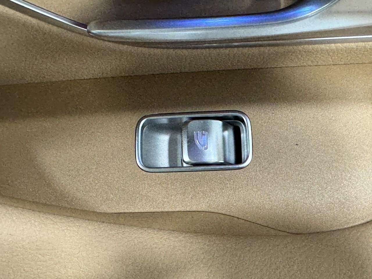 Mercedes-Benz GLE Vehicle Full-screen Gallery Image 23