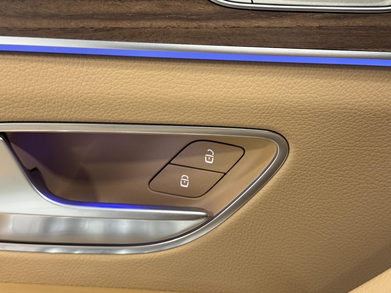 Mercedes-Benz GLE Vehicle Full-screen Gallery Image 26