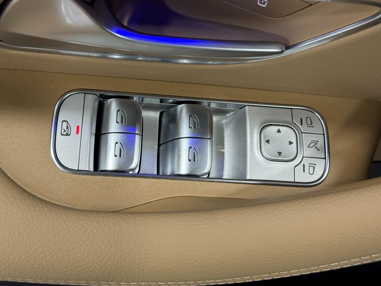 Mercedes-Benz GLE Vehicle Full-screen Gallery Image 27