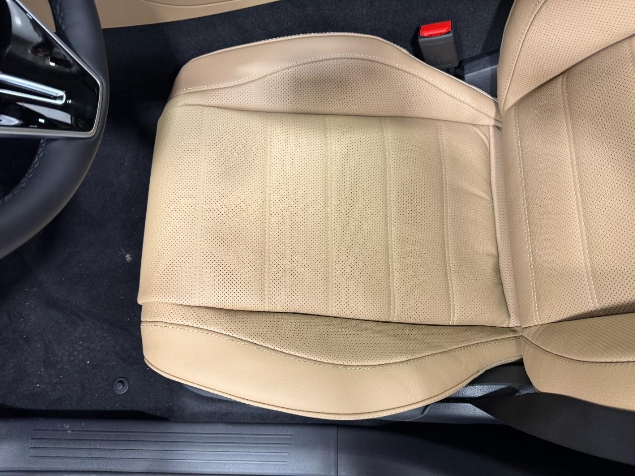 Mercedes-Benz GLE Vehicle Full-screen Gallery Image 30