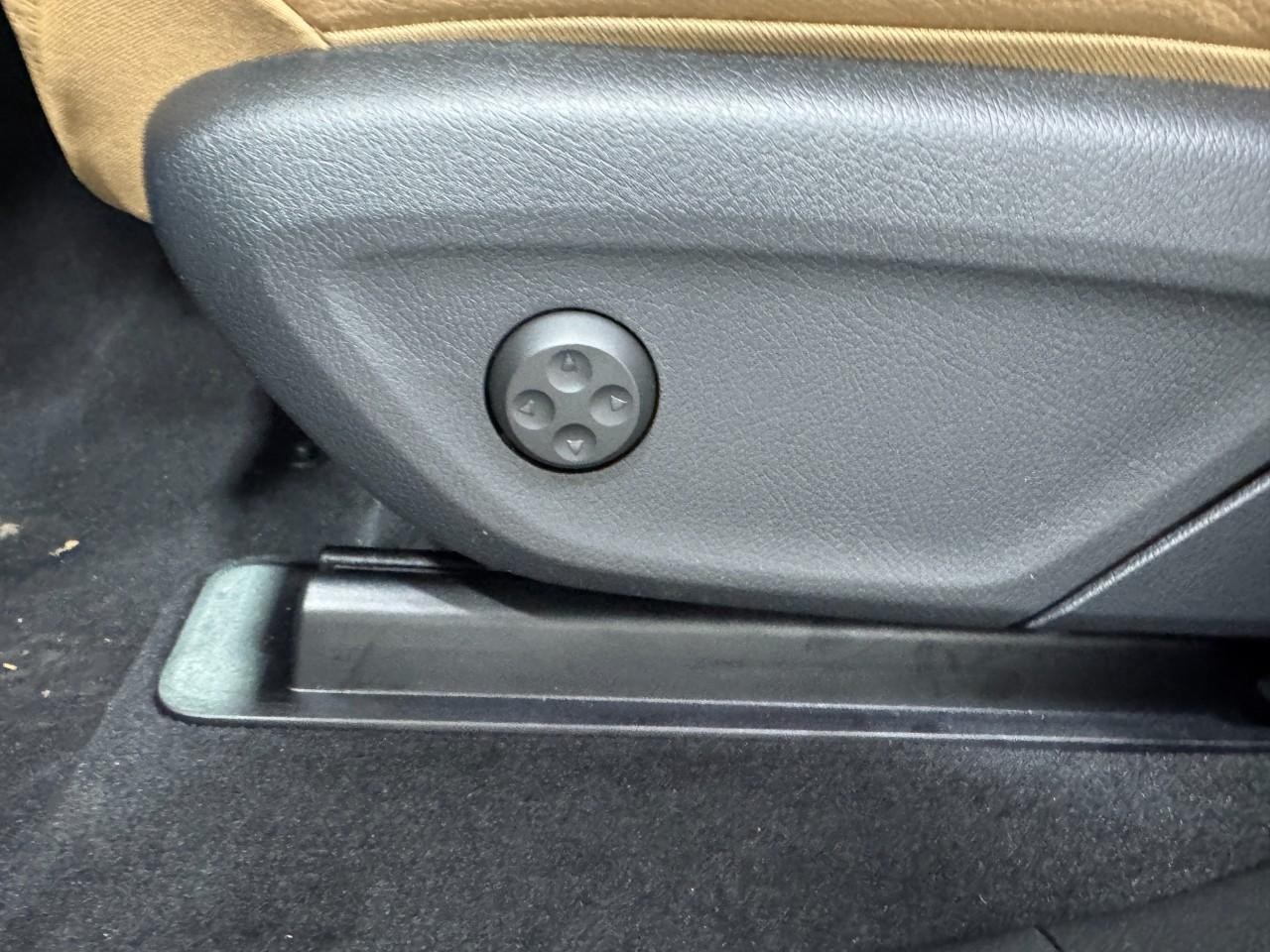 Mercedes-Benz GLE Vehicle Full-screen Gallery Image 31