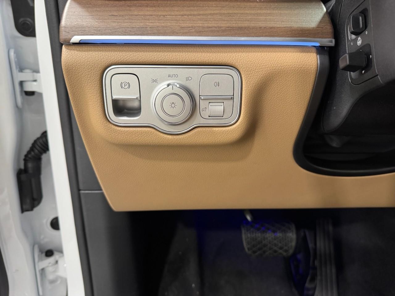 Mercedes-Benz GLE Vehicle Full-screen Gallery Image 32