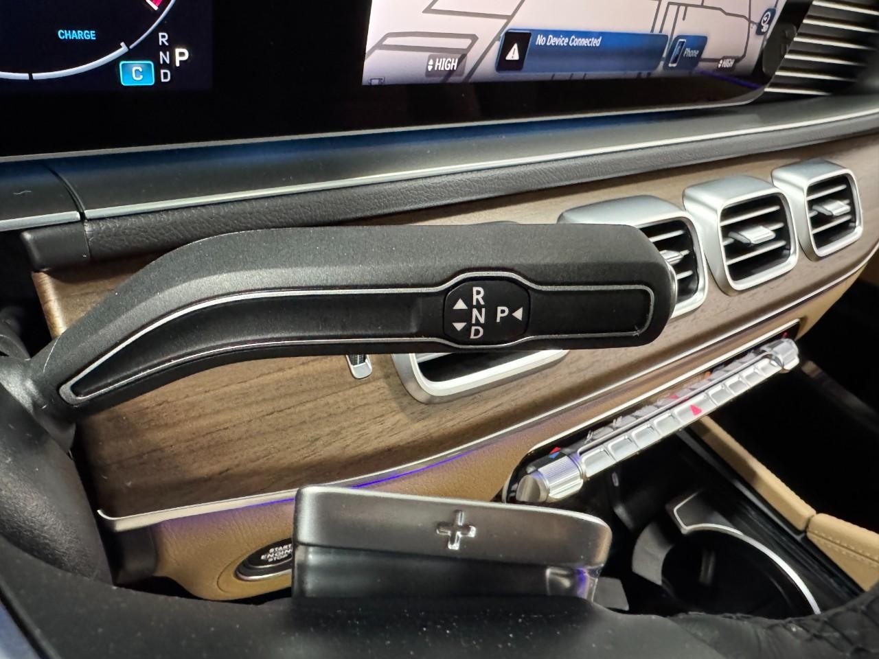 Mercedes-Benz GLE Vehicle Full-screen Gallery Image 36