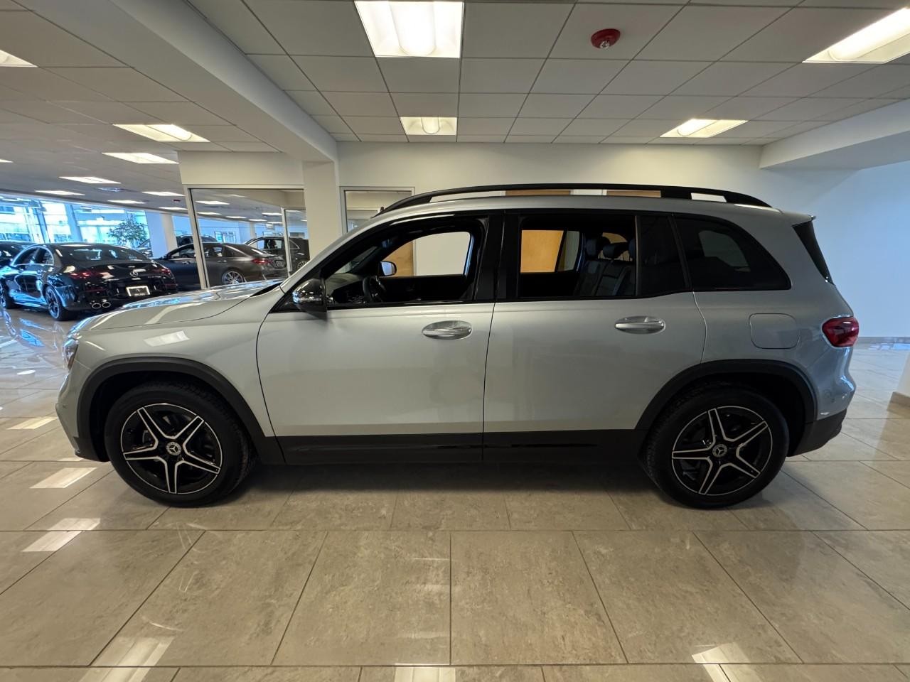 Mercedes-Benz GLB Vehicle Full-screen Gallery Image 2