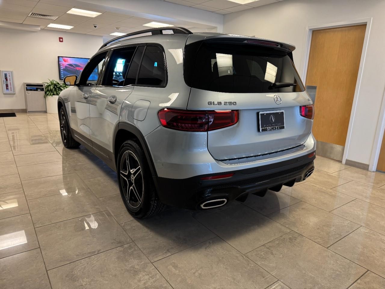 Mercedes-Benz GLB Vehicle Full-screen Gallery Image 3