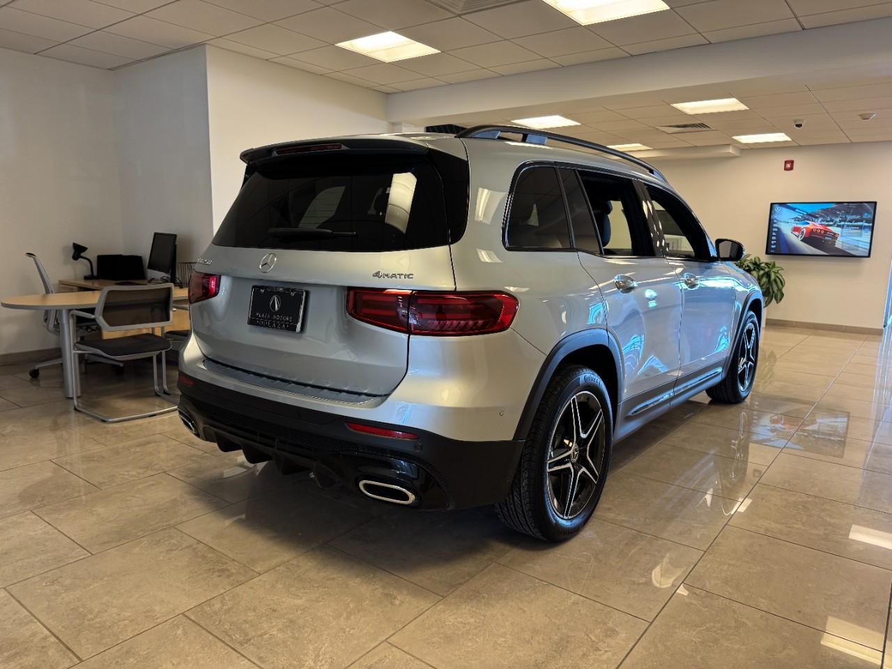 Mercedes-Benz GLB Vehicle Full-screen Gallery Image 4