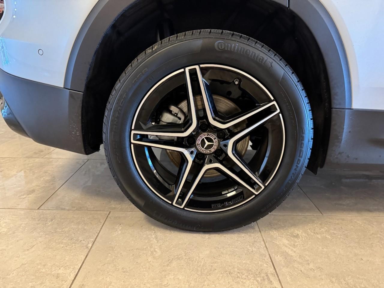 Mercedes-Benz GLB Vehicle Full-screen Gallery Image 5