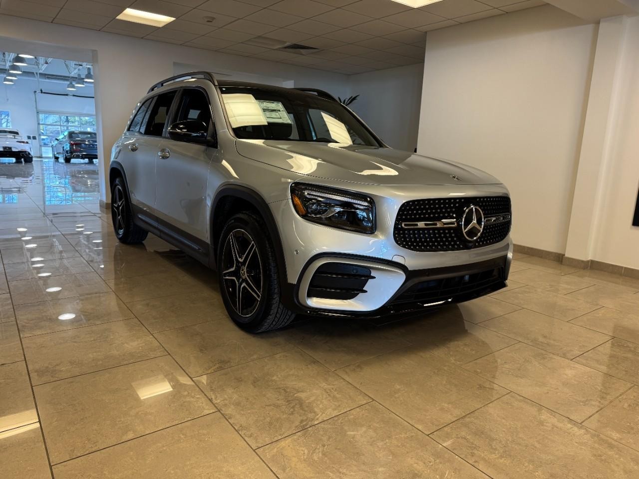 Mercedes-Benz GLB Vehicle Full-screen Gallery Image 6