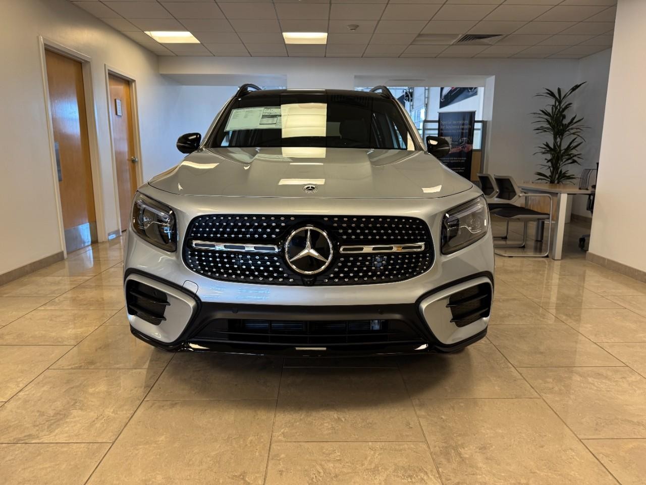 Mercedes-Benz GLB Vehicle Full-screen Gallery Image 7