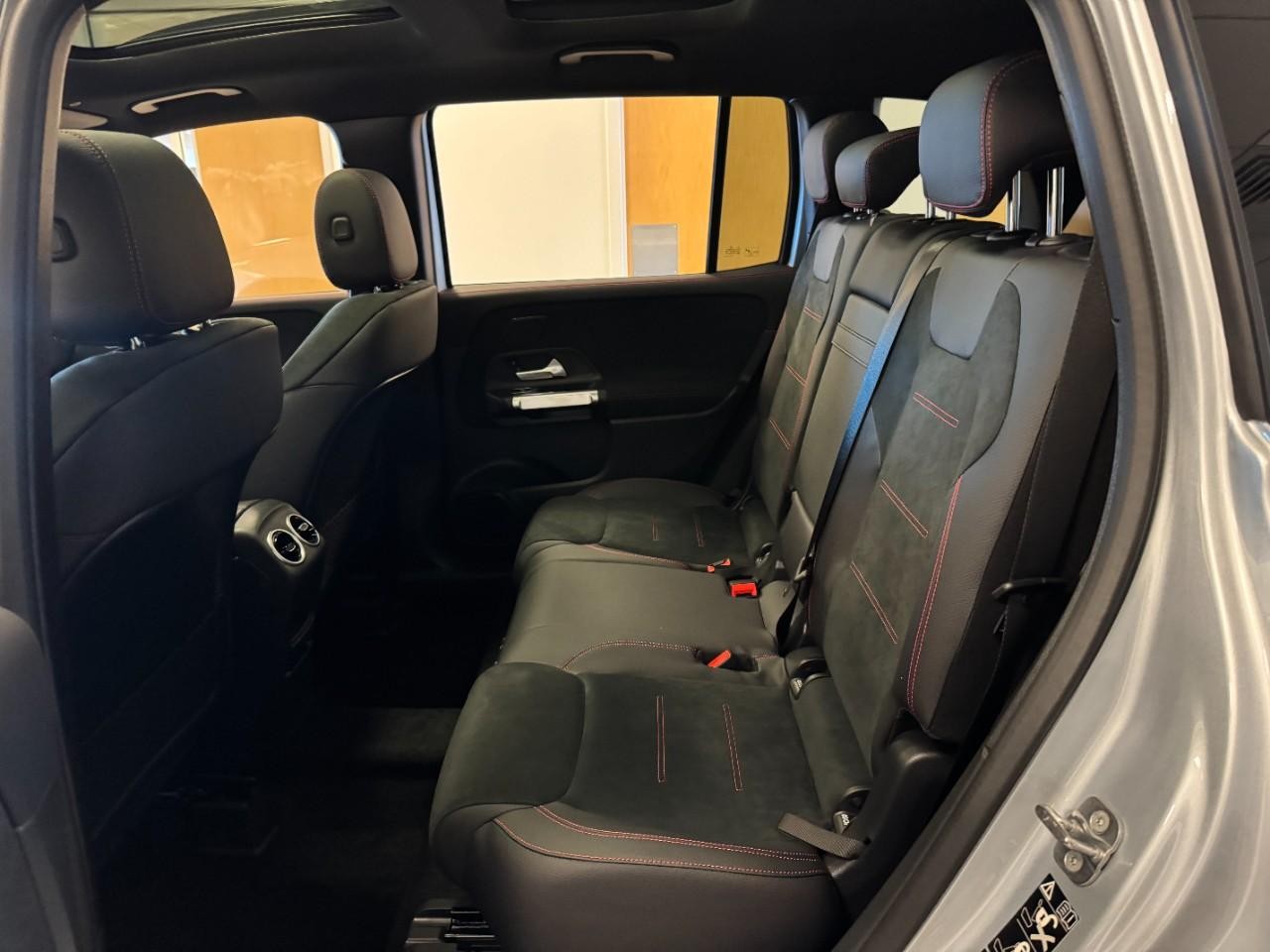 Mercedes-Benz GLB Vehicle Full-screen Gallery Image 8