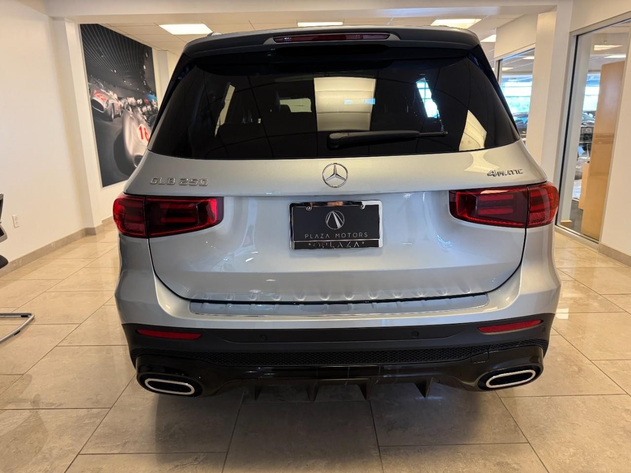 Mercedes-Benz GLB Vehicle Full-screen Gallery Image 9