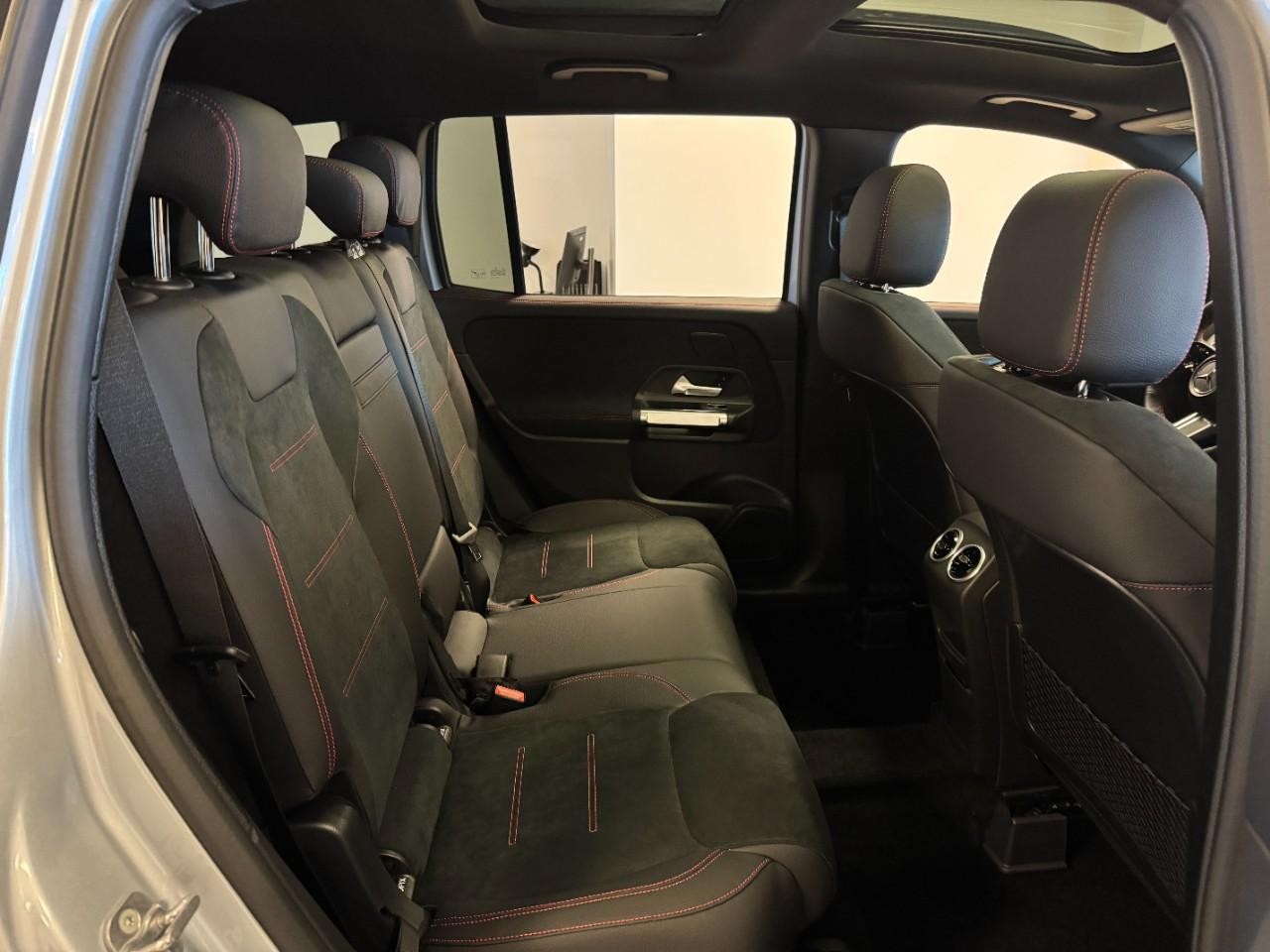 Mercedes-Benz GLB Vehicle Full-screen Gallery Image 10