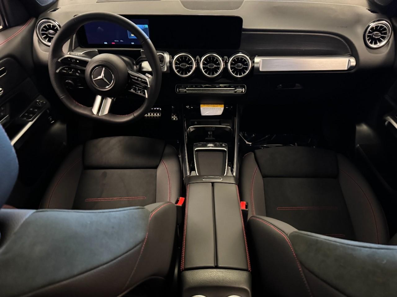 Mercedes-Benz GLB Vehicle Full-screen Gallery Image 12