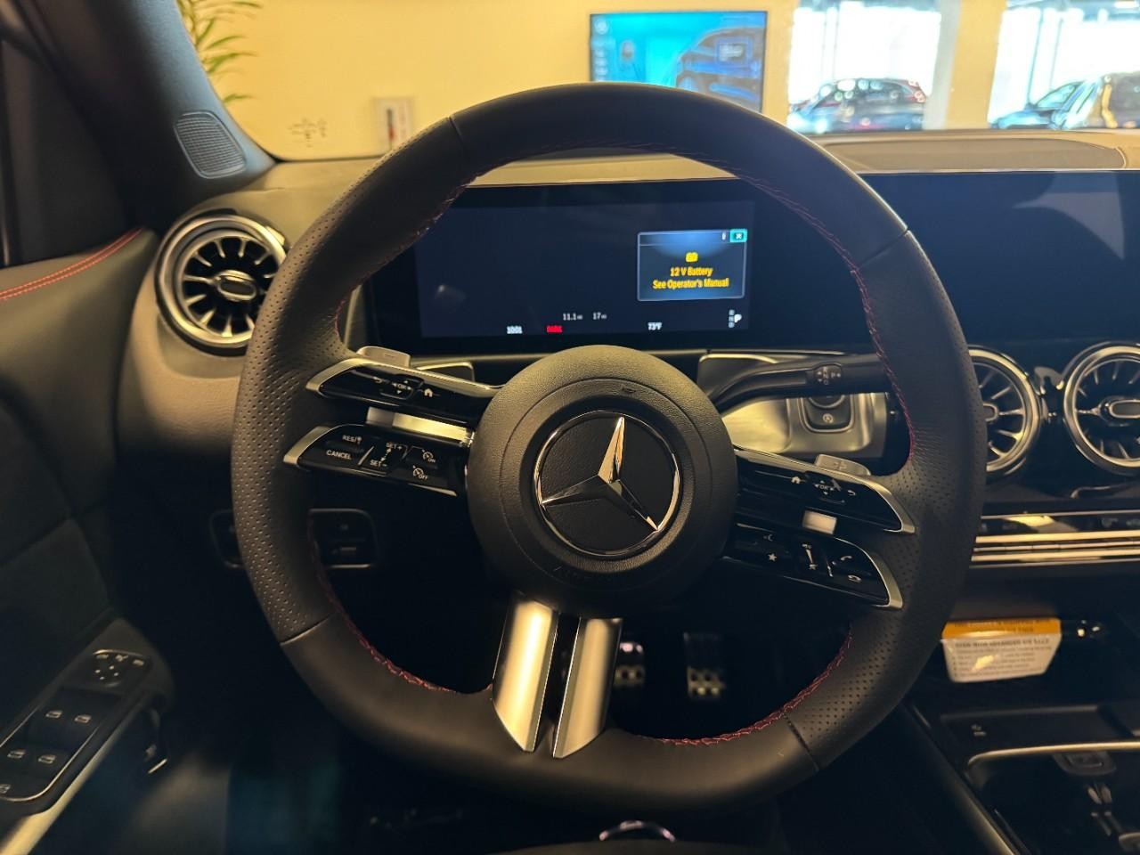 Mercedes-Benz GLB Vehicle Full-screen Gallery Image 13