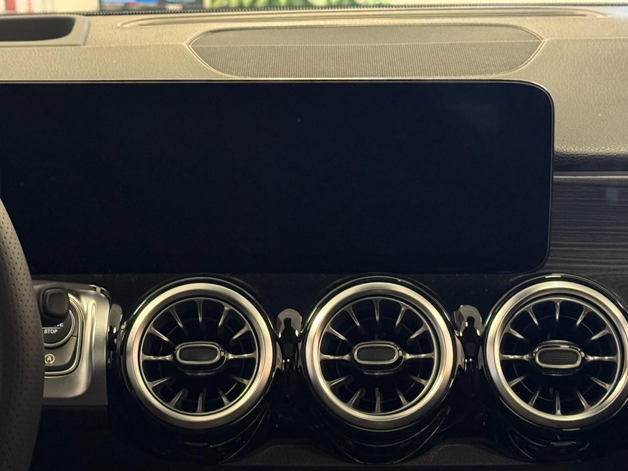 Mercedes-Benz GLB Vehicle Full-screen Gallery Image 14