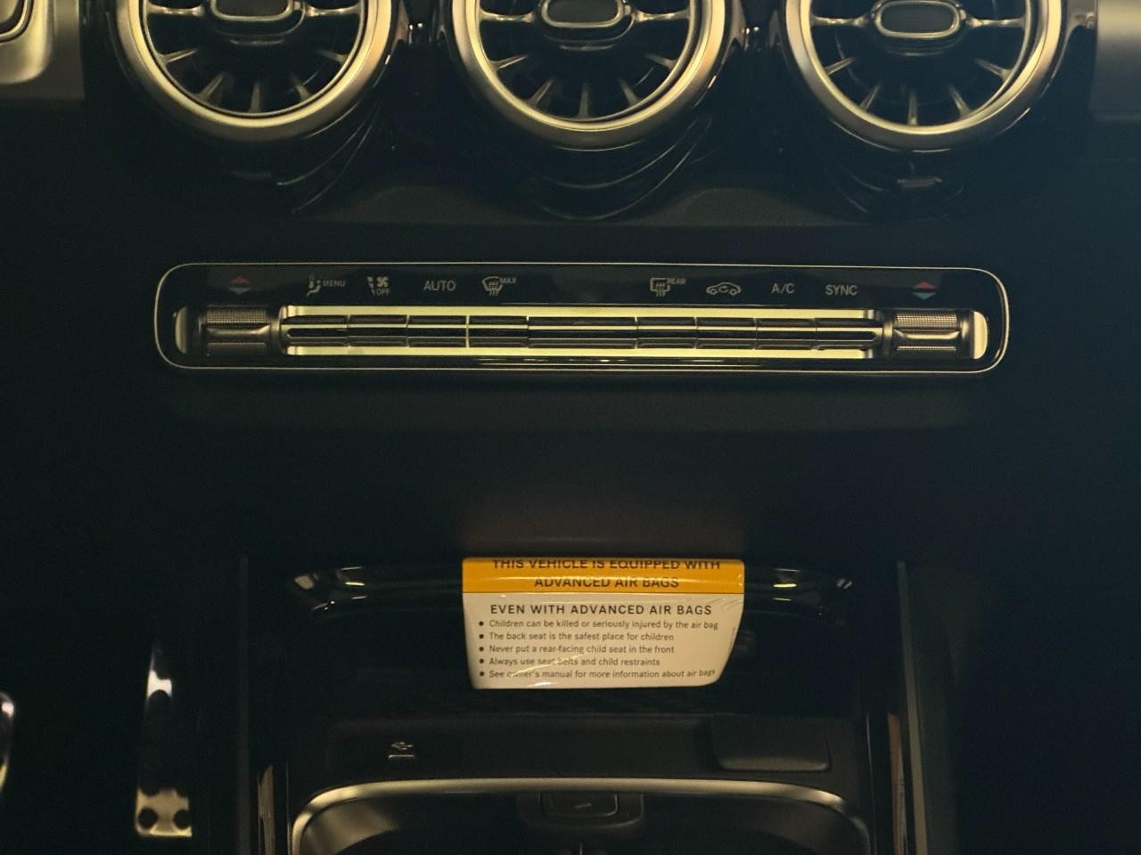 Mercedes-Benz GLB Vehicle Full-screen Gallery Image 15