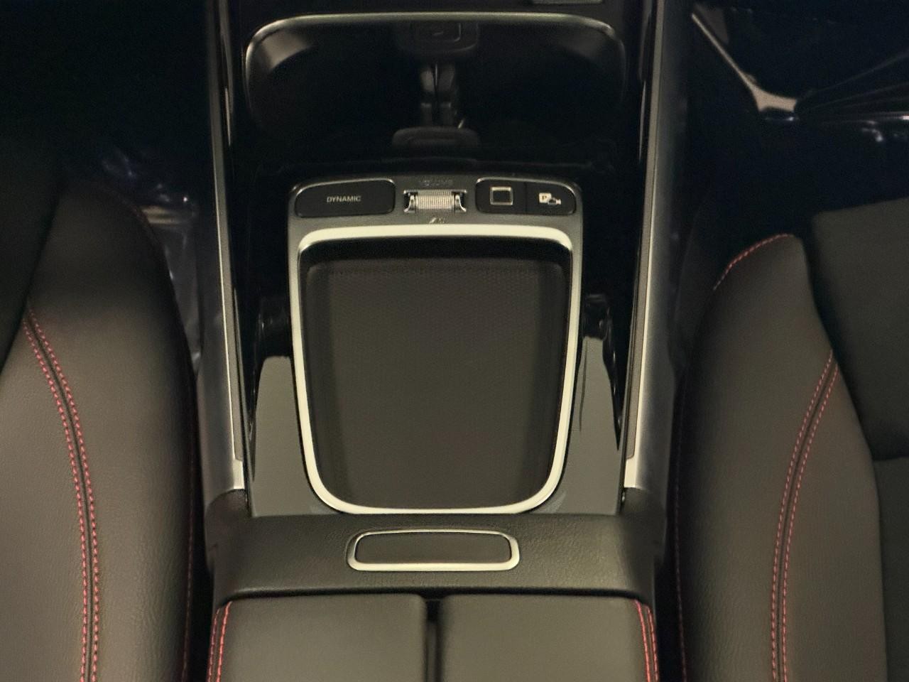 Mercedes-Benz GLB Vehicle Full-screen Gallery Image 16