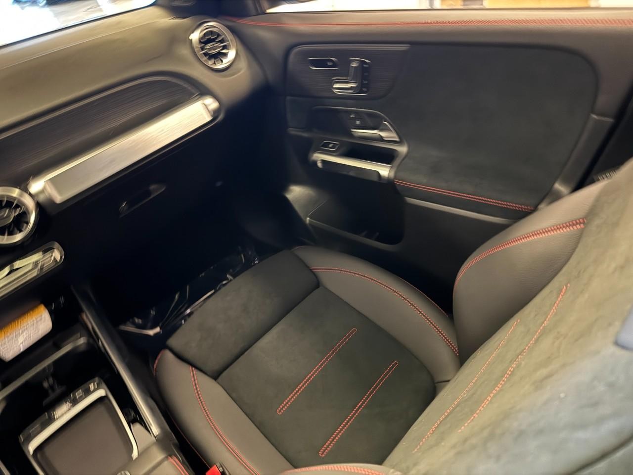 Mercedes-Benz GLB Vehicle Full-screen Gallery Image 17