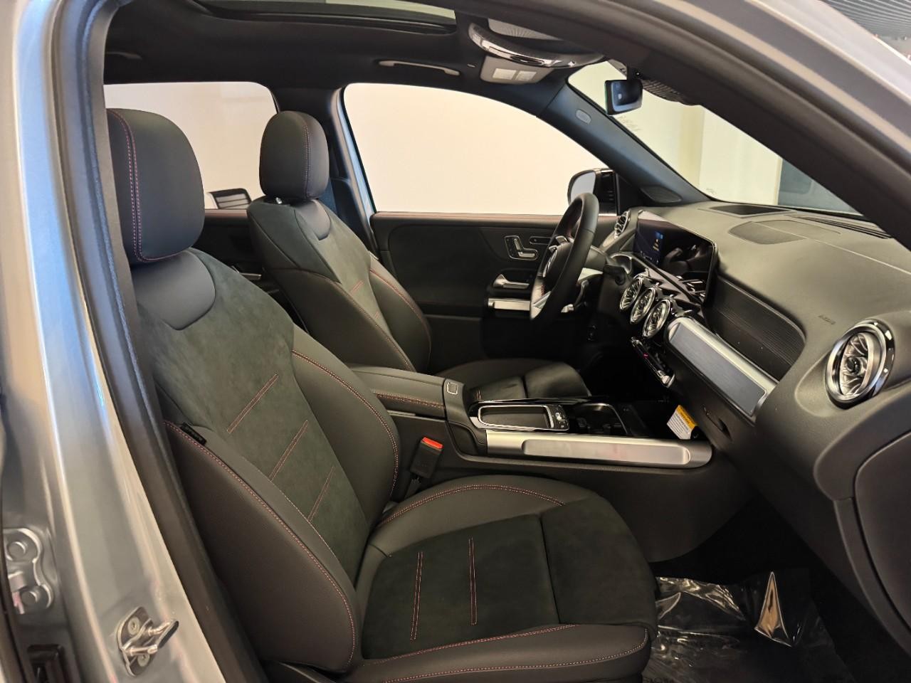 Mercedes-Benz GLB Vehicle Full-screen Gallery Image 18