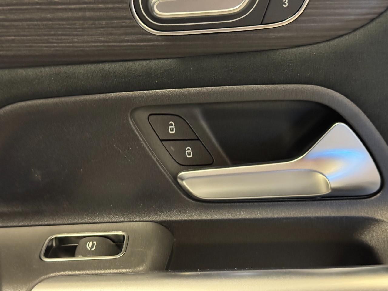 Mercedes-Benz GLB Vehicle Full-screen Gallery Image 22