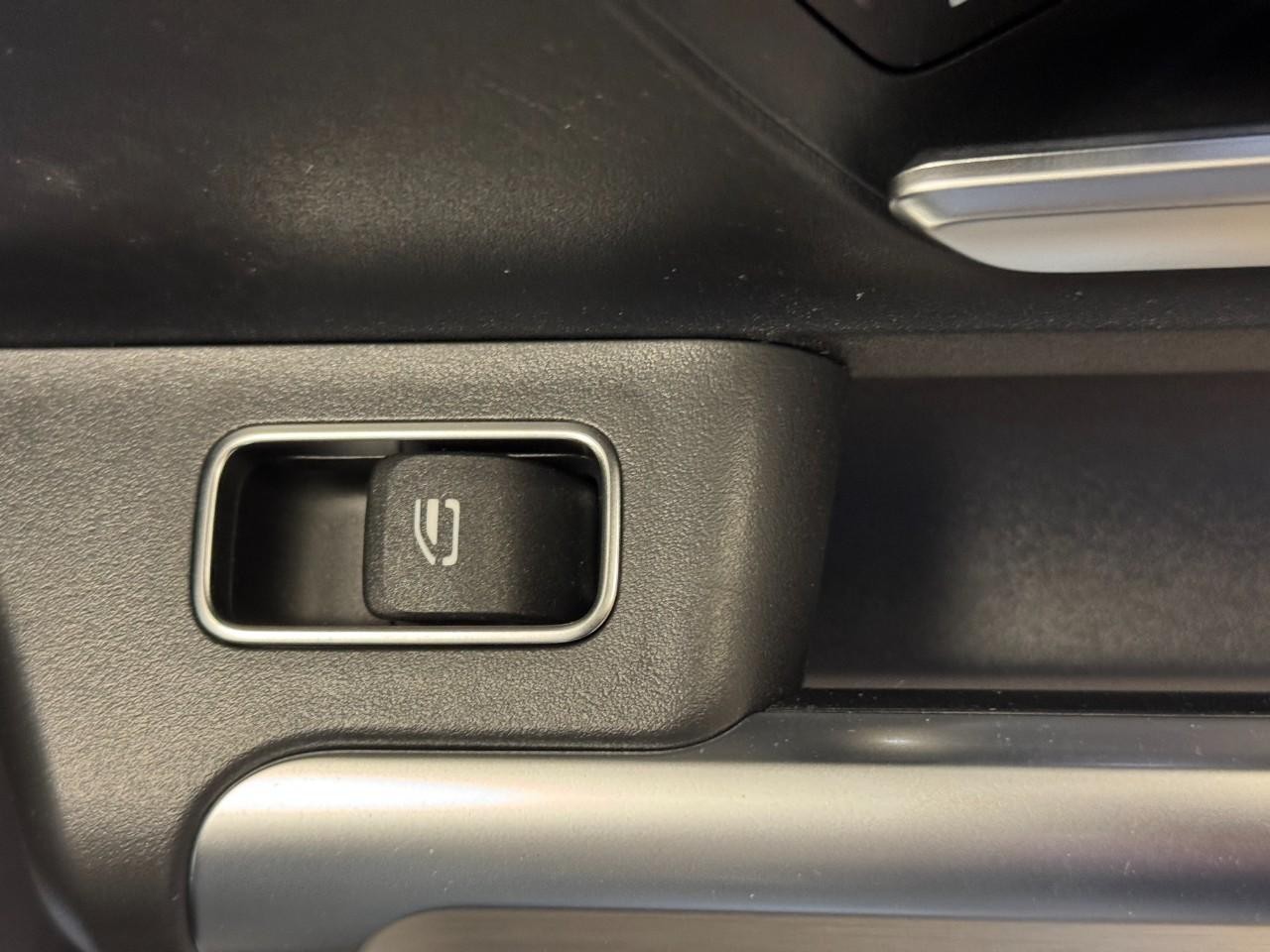 Mercedes-Benz GLB Vehicle Full-screen Gallery Image 23