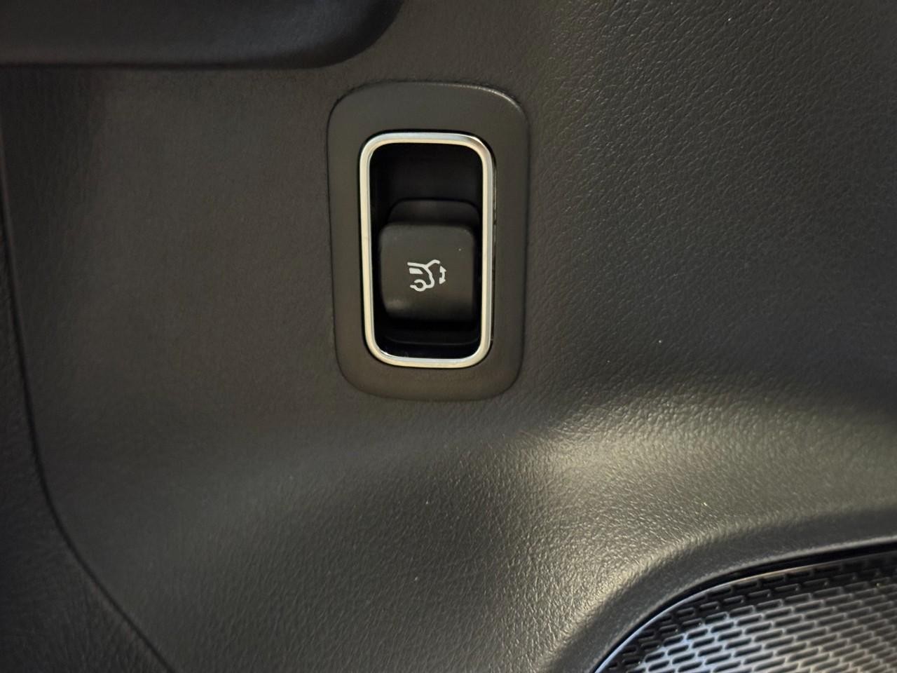 Mercedes-Benz GLB Vehicle Full-screen Gallery Image 27