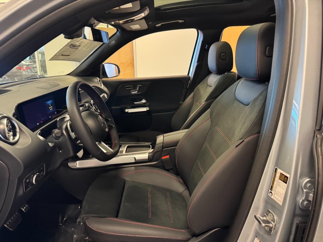 Mercedes-Benz GLB Vehicle Full-screen Gallery Image 28