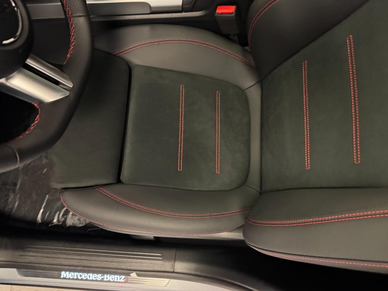 Mercedes-Benz GLB Vehicle Full-screen Gallery Image 29