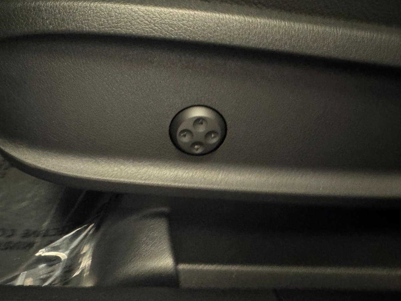 Mercedes-Benz GLB Vehicle Full-screen Gallery Image 30