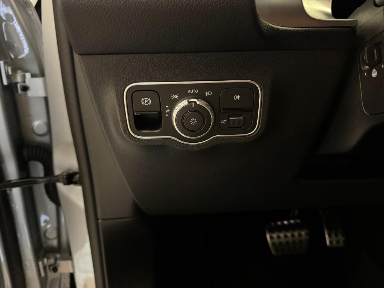 Mercedes-Benz GLB Vehicle Full-screen Gallery Image 31