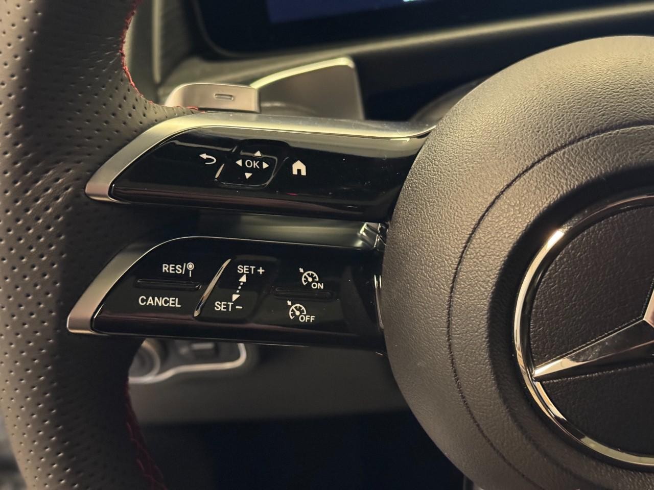 Mercedes-Benz GLB Vehicle Full-screen Gallery Image 32