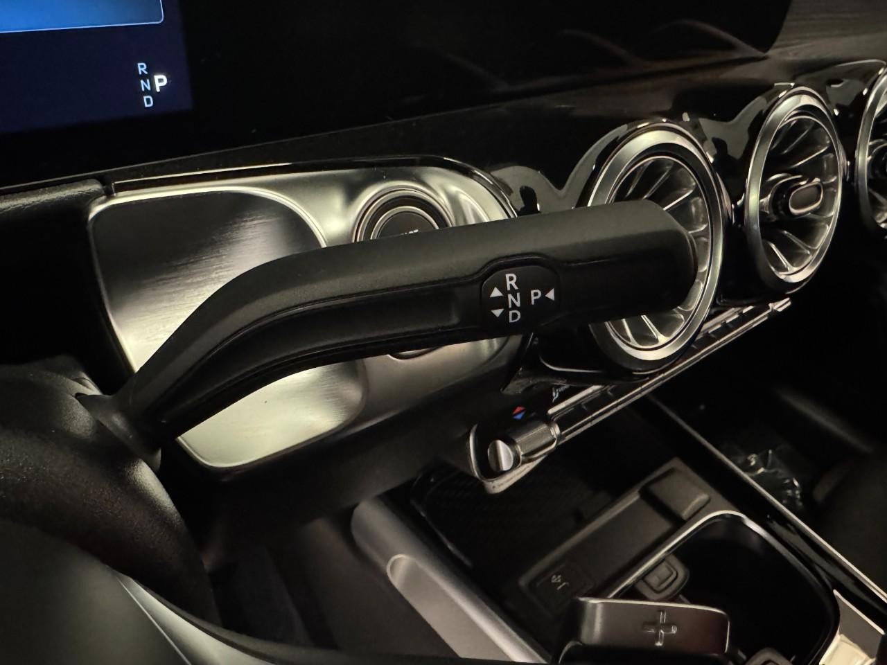 Mercedes-Benz GLB Vehicle Full-screen Gallery Image 35