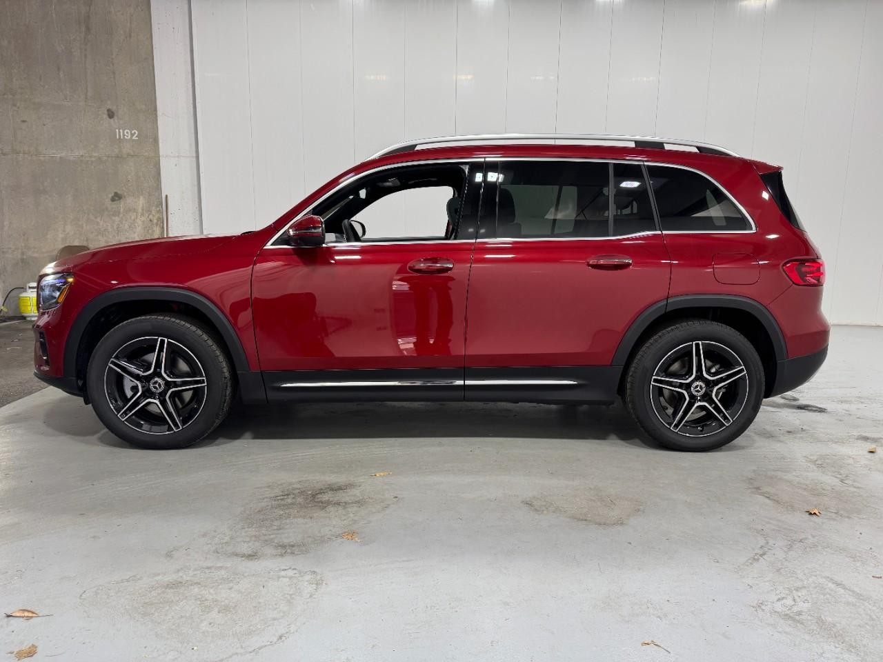 Mercedes-Benz GLB Vehicle Full-screen Gallery Image 2